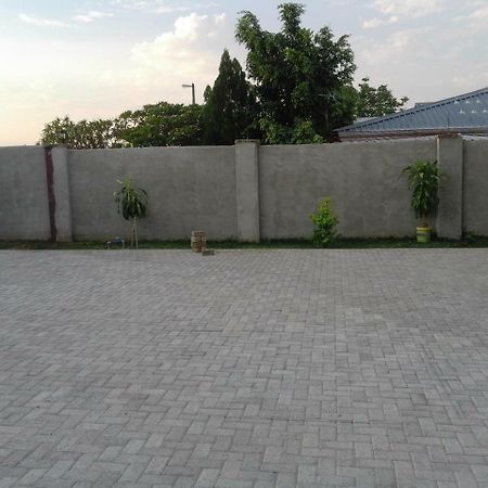 Millenium Guest House Рунду Екстер'єр фото